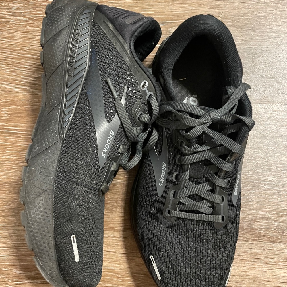Brooks Adrenaline GTS 22 womens running shoes